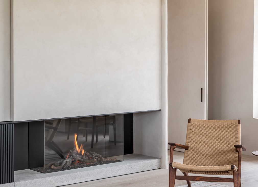 Avenue Gas Closed Fireplace by Metalfire